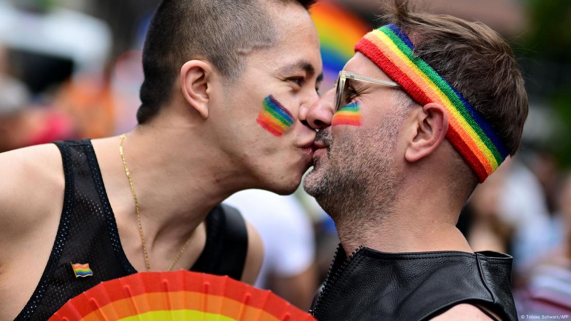 Dy meshkuj homoseksualë duke u puthur në buzë