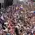 Teilnehmer des Christopher Street Day (CSD) in Berlin, viele tragen Regenbogenflaggen