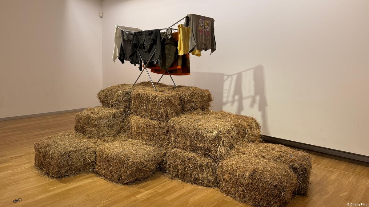 长平漫游：干草垛上晾晒的衣物, image size:1199x674