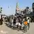 Palestinos cargan sacos con harina en una calle de Khan Yunis. (Imagen de archivo: 24.07.2025)