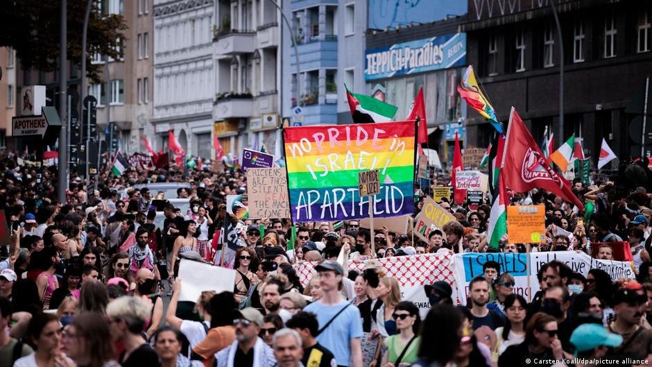 У Гамбурзі, Амстердамі та Празі тисячі людей взяли участь в ЛГБТ-парадах