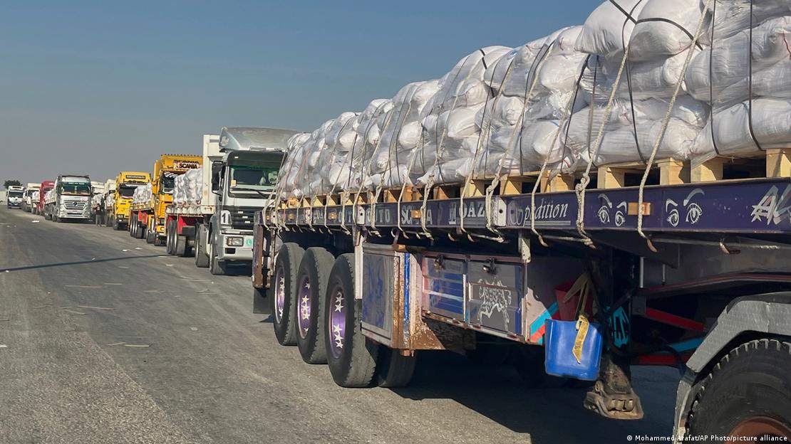 Un çuvalı yüklü kamyonlardan oluşan konvoy