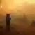 Bomberos en medio de un incendio en la isla Kryoneri.