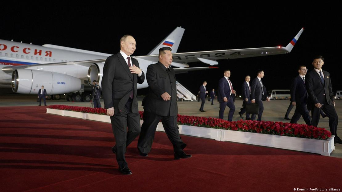 Лидеры России и КНДР Владимир Путин и Ким Чен Ын на аэродроме в Пхеньяне, 19 июня 2024 года