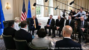 Donald Trump y Ursula von der Leyen conversan en Tumberry, suroeste de Escocia, donde este domingo (27.07.2025) alcanzaron un acuerdo comercial entre EE.UU. y la Unión Europea.