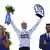 Florian Lipowitz feiert auf dem Podium, nachdem er bei der Tour de France den Preis für das weiße Trikot gewonnen hat