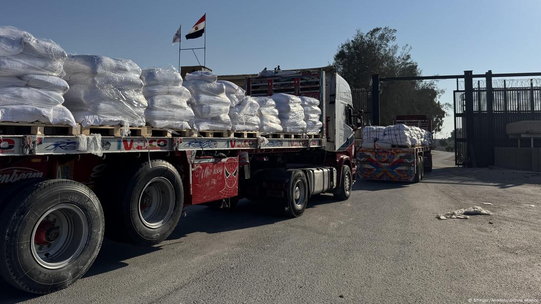 Camiones con ayuda humanitaria pasan el cruce fronterizo de Rafah.