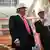 Trump e Powell lado a lado, ambos de capacete branco