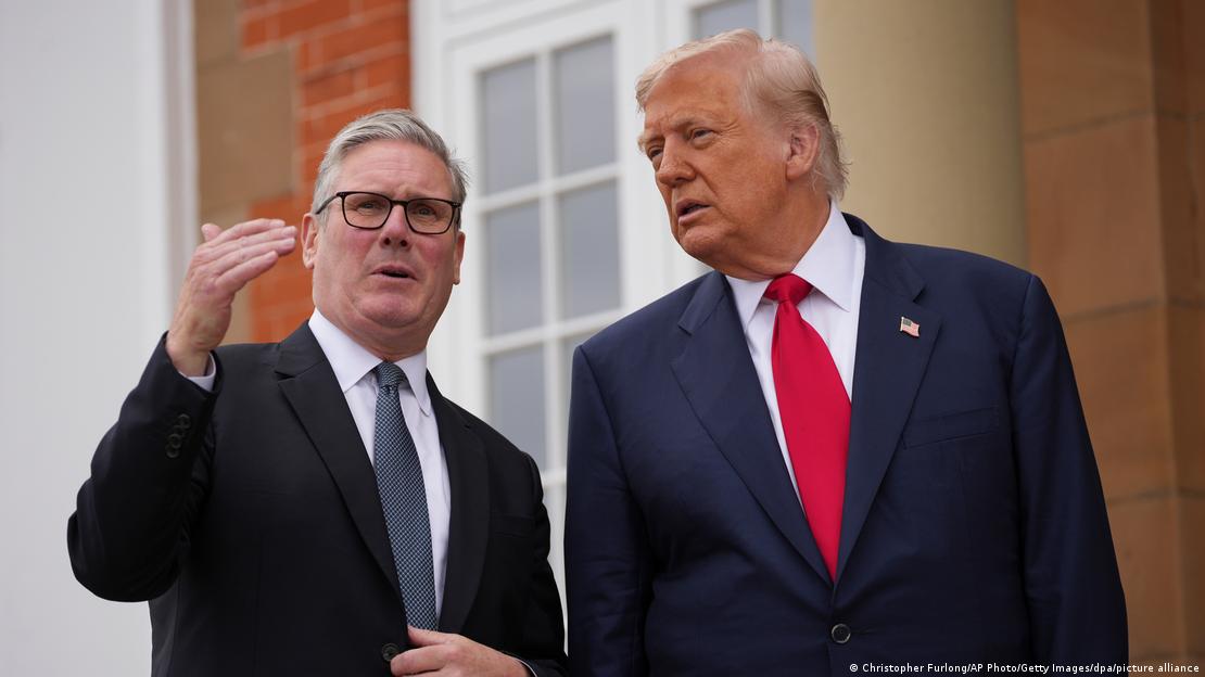 US-Präsident Donald Trump (r.) und der britische Regierungschef Keir Starmer sprechen stehend miteinander 