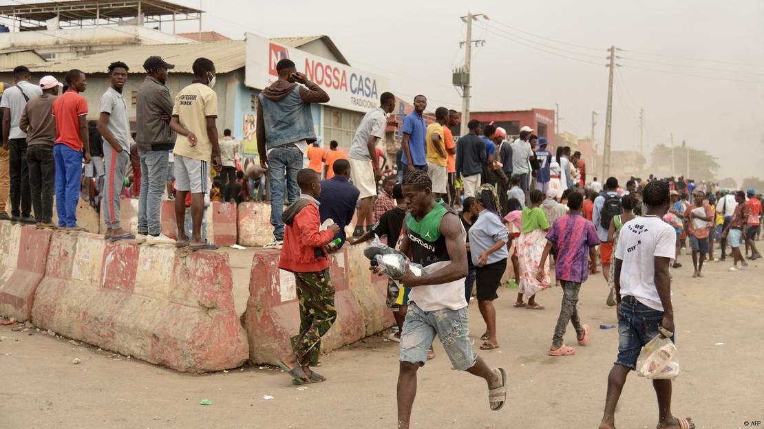 Luanda 2025 | Saques durante greve geral no setor de táxis devido ao aumento dos preços dos combustíveis Luanda 2025 | Saques durante greve geral no setor de táxis devido ao aumento dos preços dos combustíveis