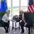 US-Präsident Donald Trump und EU-Kommissionspräsidentin Ursula von der Leyen geben sich die Hand