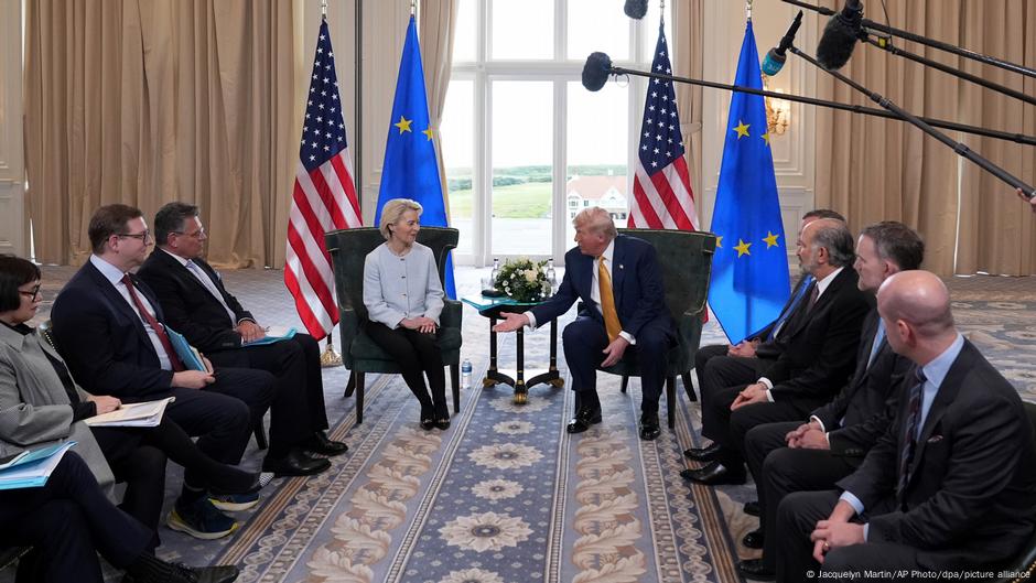 Ursula fon der Lajen i Donald Tramp sa delegacijama u Škotskoj, 27.07.2025.