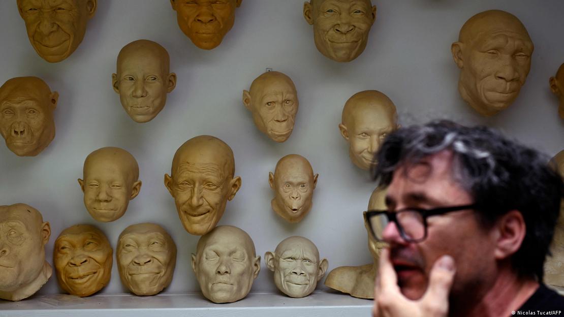 Apasionados por la evolución y el arte visual desde niños, los hermanos Kennis se inspiran en imágenes antropológicas archivadas de los primeros encuentros entre poblaciones aisladas e investigadores.