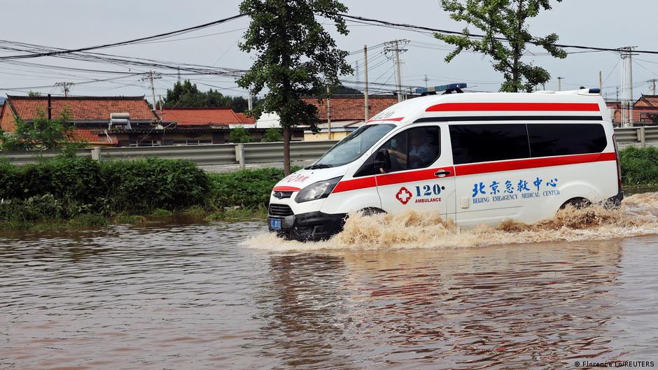 9 muertos y tres desaparecidos tras repentina riada en China – DW – 17/08/2025