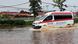 Imagen referencial. Una ambulancia pasa en medio de una inundación en Pekín, en julio de 2025. Imagen referencial. Una ambulancia pasa en medio de una inundación en Pekín, en julio de 2025.