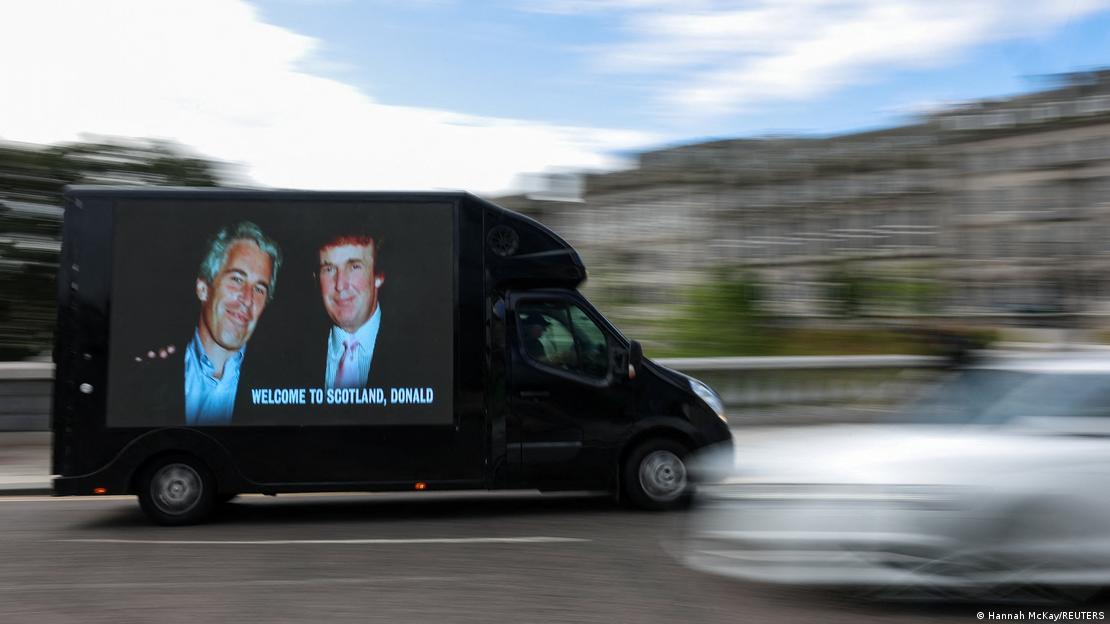 Imagem de Donald Trump com mão no ombro de Jeffrey Epstein na lateral de um caminhão com os dizeres "Bem-vindo a Escócia, Donald" Imagem de Donald Trump com mão no ombro de Jeffrey Epstein na lateral de um caminhão com os dizeres "Bem-vindo a Escócia, Donald"