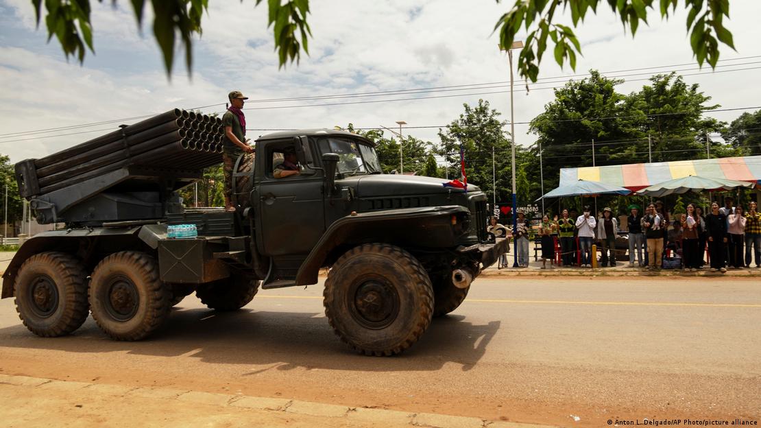 Voluntarios camboyanos vitoreaban mientras un vehículo militar avanzaba hacia la frontera entre Camboya y Tailandia en el distrito de Srei Snam, provincia de Siem Reap, Camboya, el lunes 28 de julio de 2025.