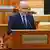 Un bărbat (premierul Ilie Bolojan) vorbeşte la microfon în Camera Deputaţilor