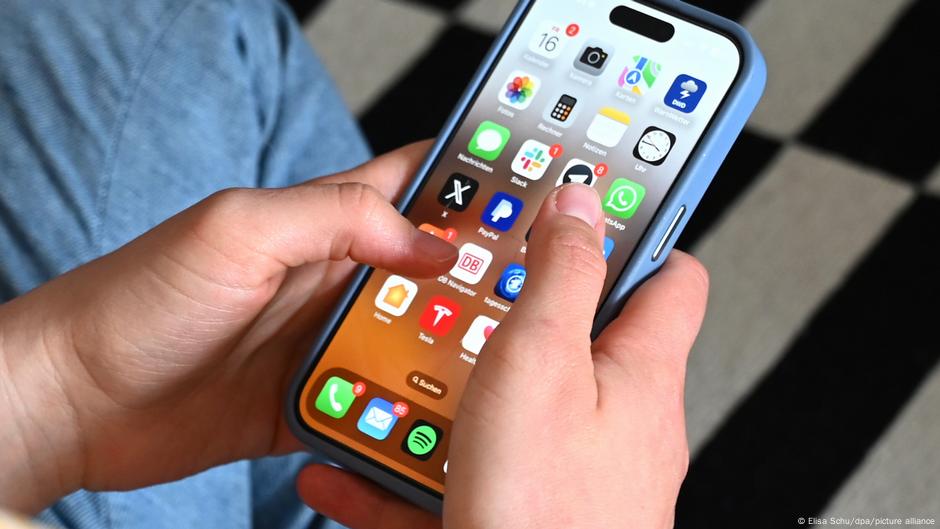 Smartfony znikną ze szkół? Większość rodziców jest za