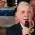 Álvaro Uribe spricht in ein Mikrophon, im Hintergrund Menschen (27.07.2025)