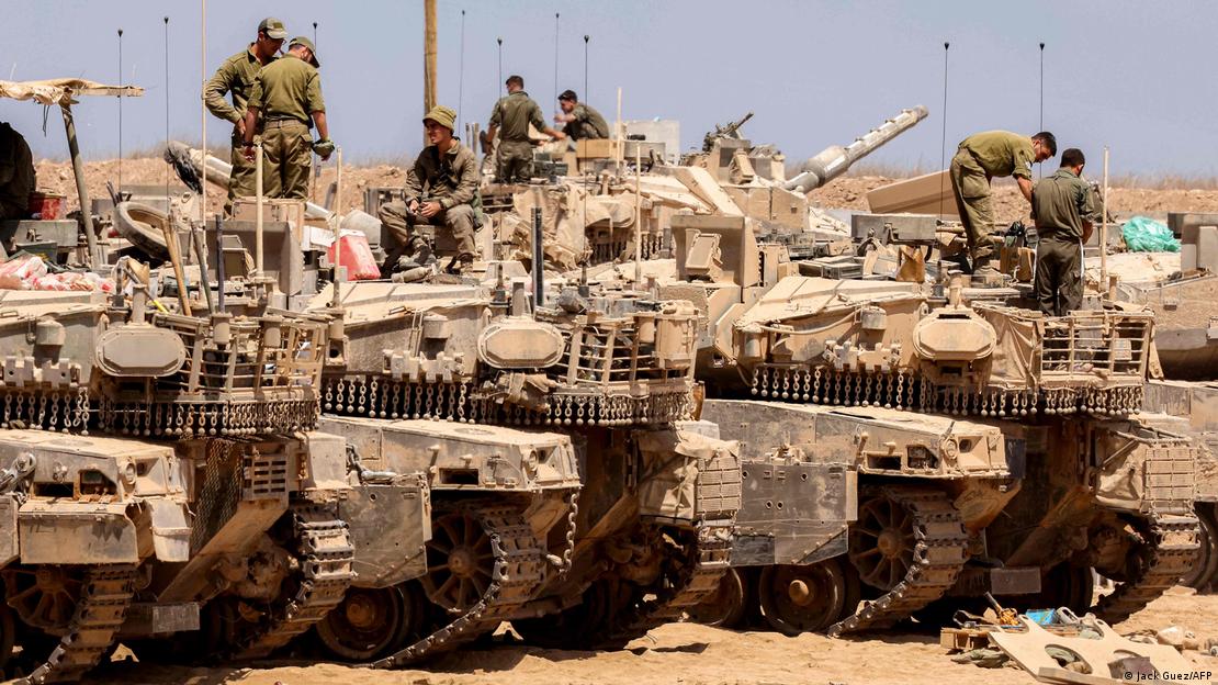 Gazze sınırındaki İsrail askerleri ve tankları