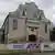 Ein imposantes Gebäude mit einem Haupt- und einem Seiteneingang mit einem Windfang. Die Hauptfassade weist einen dreieckigen Giebel mit einem Fries auf, der von zwei Säulen getragen wird. Über der schmalen Eingangsöffnung befand sich früher eine hebräische Inschrift: „Wie ehrfurchtgebietend ist dieser Ort! Hier ist nichts Geringeres als das Haus Gottes.“ (Gen 28,17)