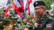 Ein thailändischer Soldat Soldat nimmt nach dem Waffenstillstand Blumen von einer königstreuen Gruppe entgegen.Bangkok, Juli 2025 Ein thailändischer Soldat Soldat nimmt nach dem Waffenstillstand Blumen von einer königstreuen Gruppe entgegen.Bangkok, Juli 2025