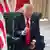 Donald Trump sitzt in einem Sessel und hebt mahnend den rechten Zeigefinger
