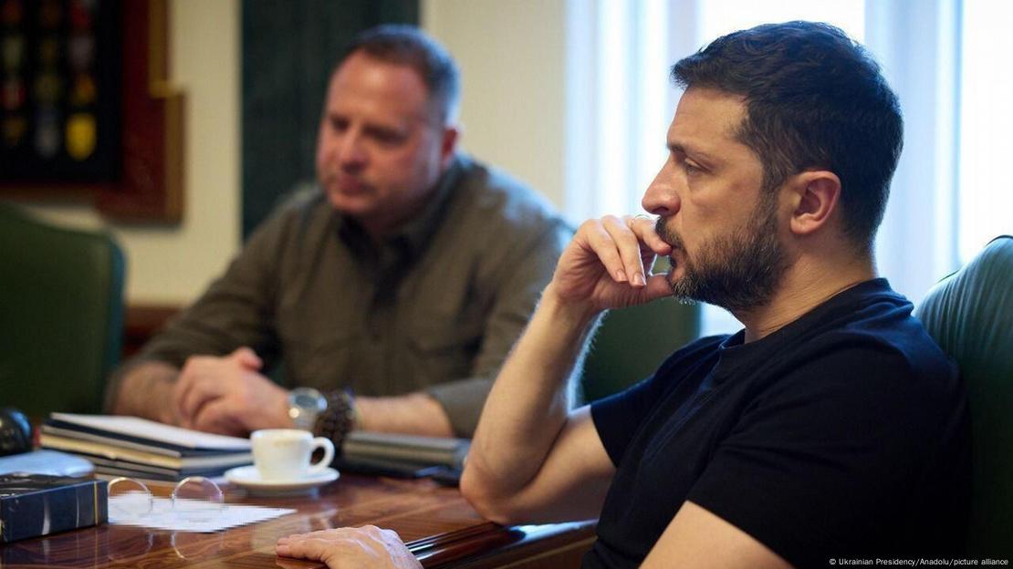 Profilden görülen Ukrayna Devlet Başkanı Volodimir Zelenskiy endişeli, arka planda, flu, Ukrayna Savunma Bakanı Rüstem Umerov