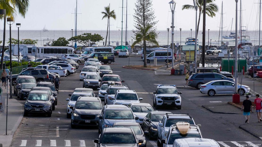 Fila de veículos em rua no Havaí