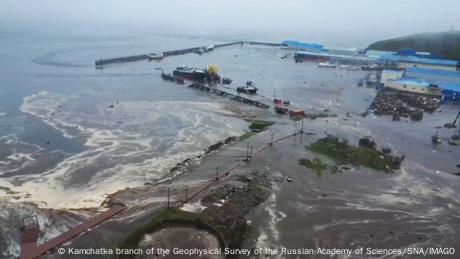 Ein schweres Erdbeben hat vor der russischen Halbinsel Kamtschatka einen Tsunami ausgelöst.