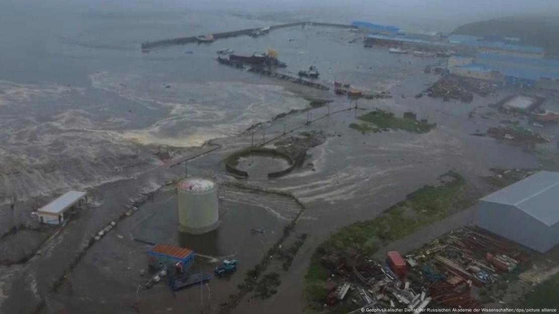 Imagen de un vídeo publicado por el Servicio Geofísico de la Academia de Ciencias de Rusia muestra las consecuencias del tsunami que azotó la región costera de Severo-Kurilsk, en la isla Paramushir de las Islas Kuriles. Imagen de un vídeo publicado por el Servicio Geofísico de la Academia de Ciencias de Rusia muestra las consecuencias del tsunami que azotó la región costera de Severo-Kurilsk, en la isla Paramushir de las Islas Kuriles.