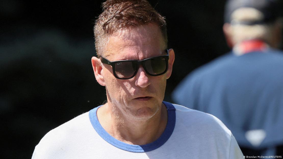 Palantir'in kurucusu Peter Thiel, yüzünde güneş gözlüğü var