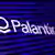 Das Logo der Firma Palantir - ein Kreis, darunter eine leicht gespreizte Linie - ist links vor dem Namen des Unternehmens in weißer Farbe platziert. Im Hintergrund sind endlose sogenannte Computer-Binärcodes aus blauen Nullen und Einsen eingeblendet.