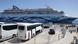 Griechenland Agios Nikolaos 2025 | Kreuzfahrtschiff in Hafen, an Land stehen zwei Reisebusse Griechenland Agios Nikolaos 2025 | Kreuzfahrtschiff in Hafen, an Land stehen zwei Reisebusse