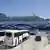Griechenland Agios Nikolaos 2025 | Kreuzfahrtschiff in Hafen, an Land stehen zwei Reisebusse