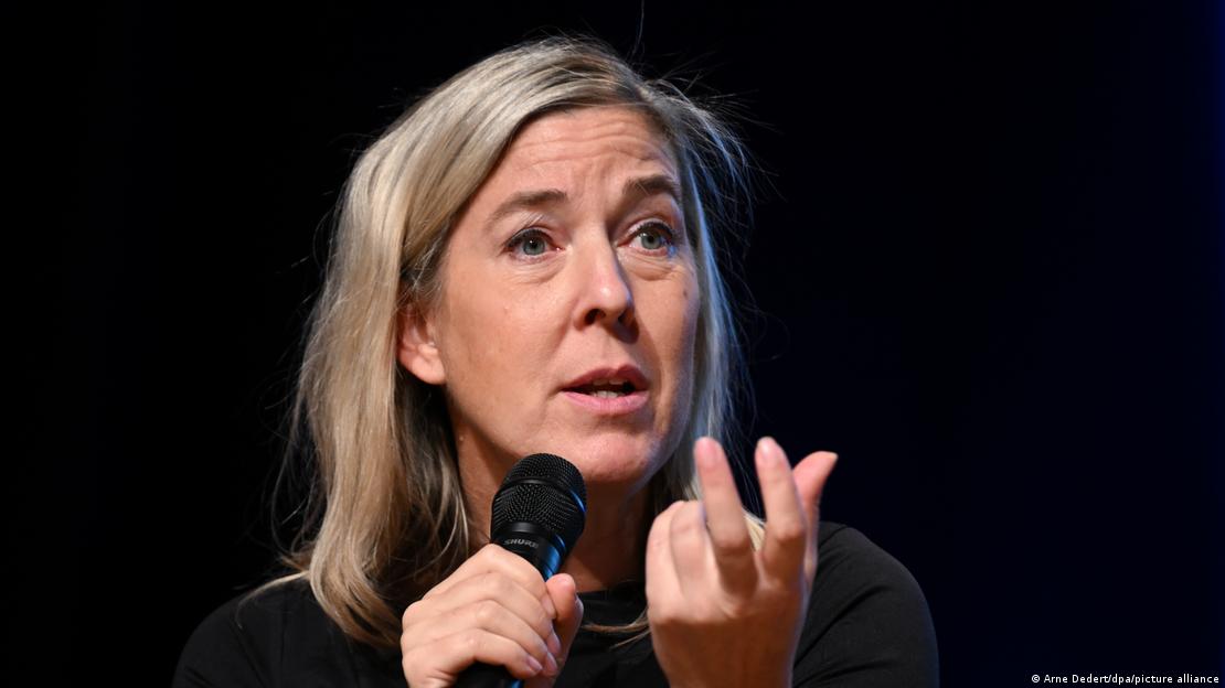 Kaos Bilgisayar Kulübü'nden Constanze Kurz, elinde mikrofonla konuşma yapıyor 