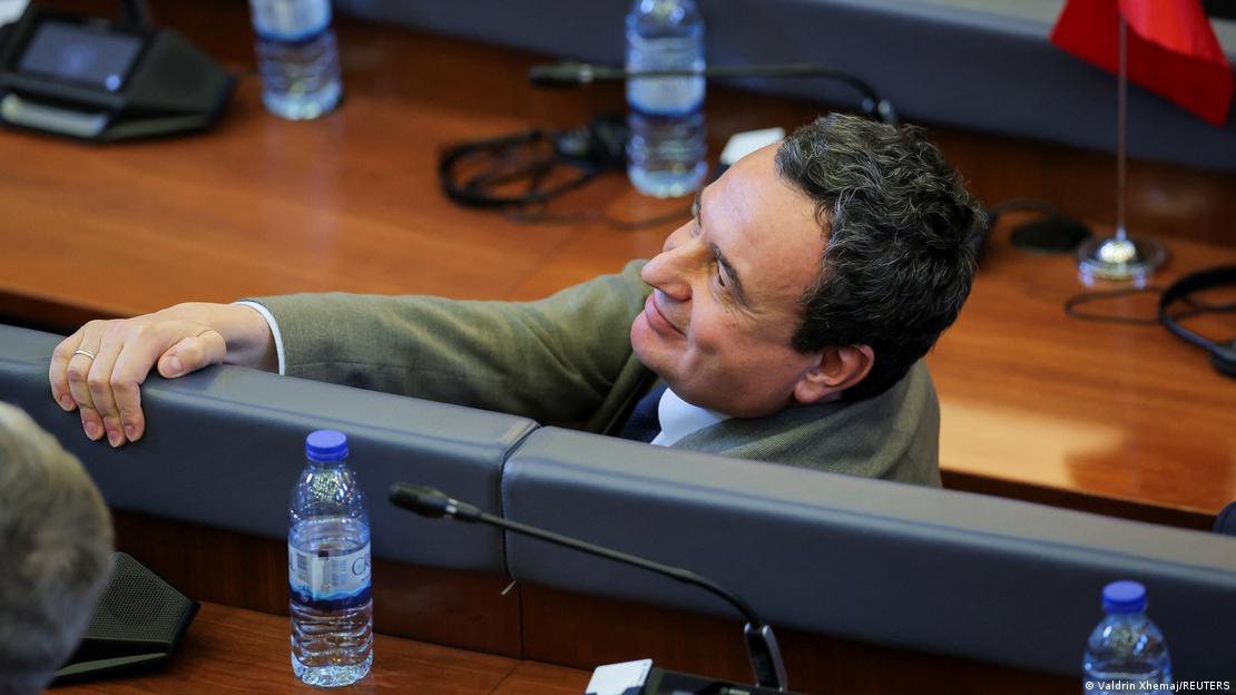 Albin Kurti duke buzëqeshur 