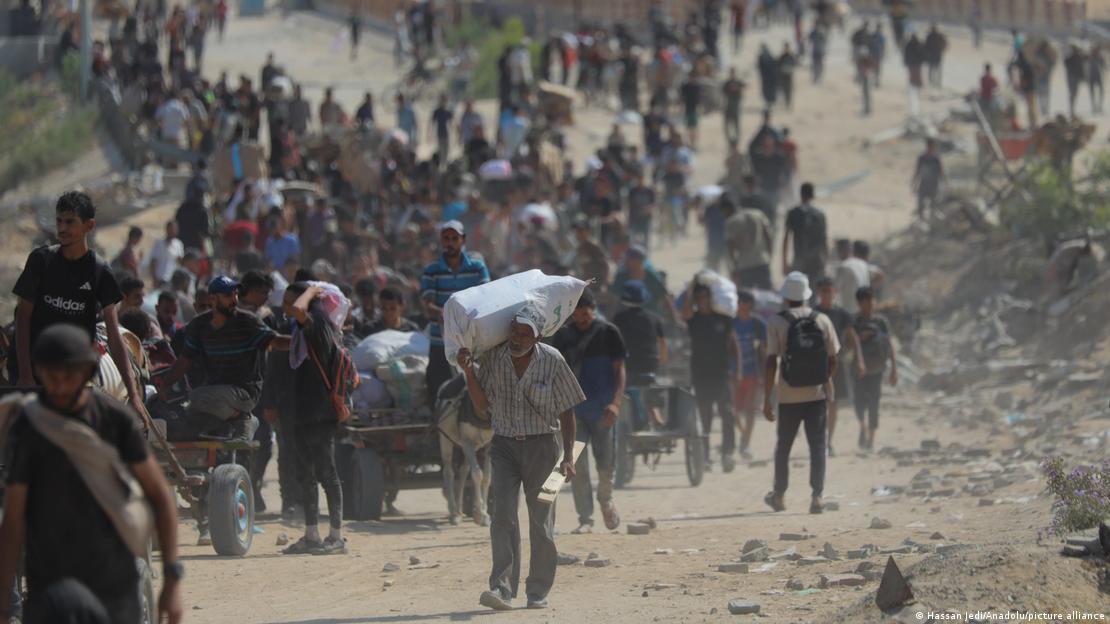 Los palestinos caminan kilómetros para llegar al centro de distribución de ayuda en el corredor Netzarim (30.07.2025)