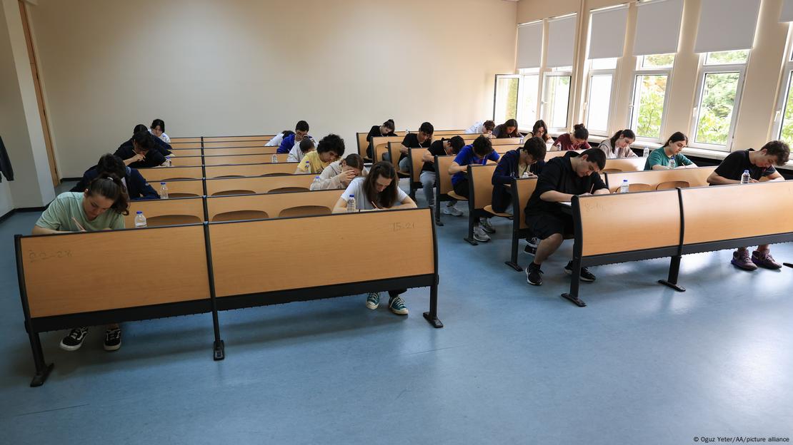 Bir sınıfta üniversite adayları Yükseköğretim Kurumları Sınavı'na giriyor. Her sırada birbirinden uzakta iki öğrenci oturuyor 