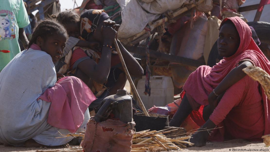 Mulheres sentadas no chão