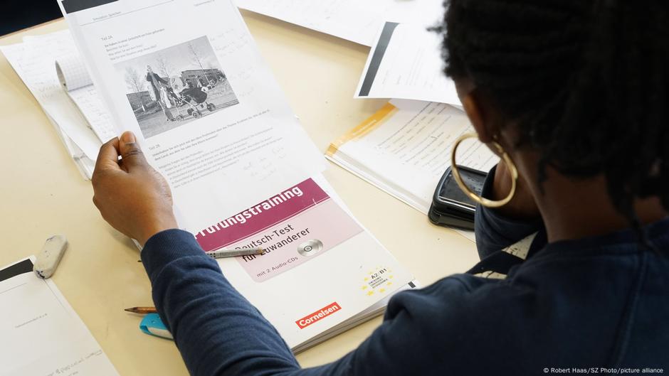 Doseljenica iz Afrike se u Minhenu sprema za polaganje ispita iz nemačkog jezika