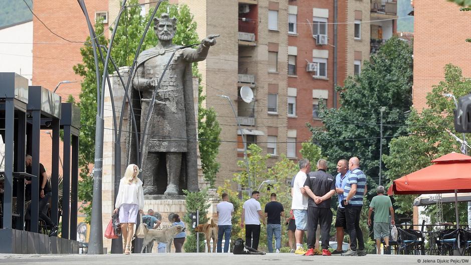 Nema previše ljudi kod spomenika caru Lazaru u Severnoj Mitrovici