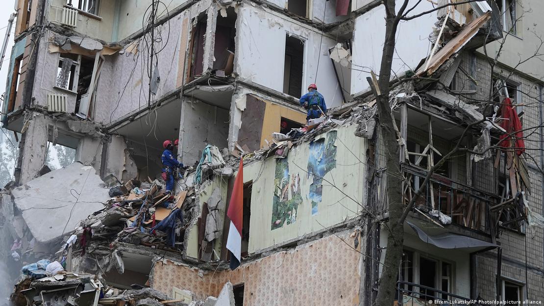 Uno de los edificios de apartamentos destruidos en el más reciente bombardeo masivo ruso en Kiev, donde los rescatistas buscan sobrevivientes el jueves (31.07.2025).