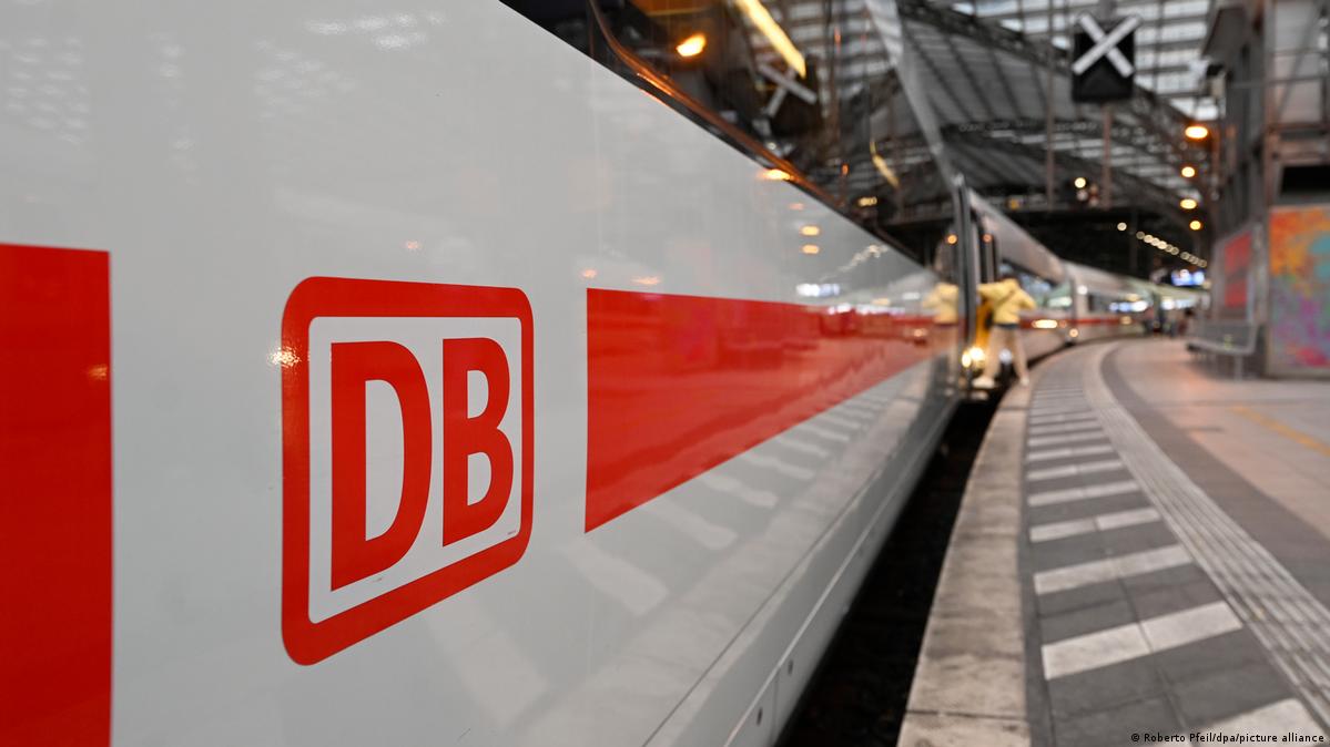 2025-ci ildə Köln əsas vağzalında dayanan Intercity Express qatarı