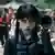 Jenna Ortega als Wednesday Addams in Schwarz gekleidet mit Megaphon in der Hand