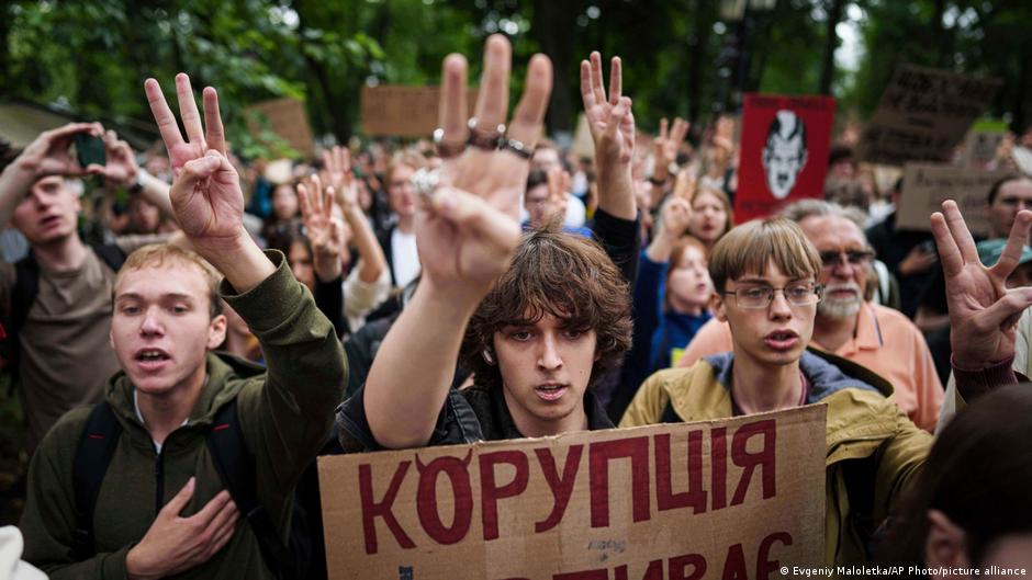 Корупція, а не війна, може зупинити вступ України до ЄС, застерігає Богуславець