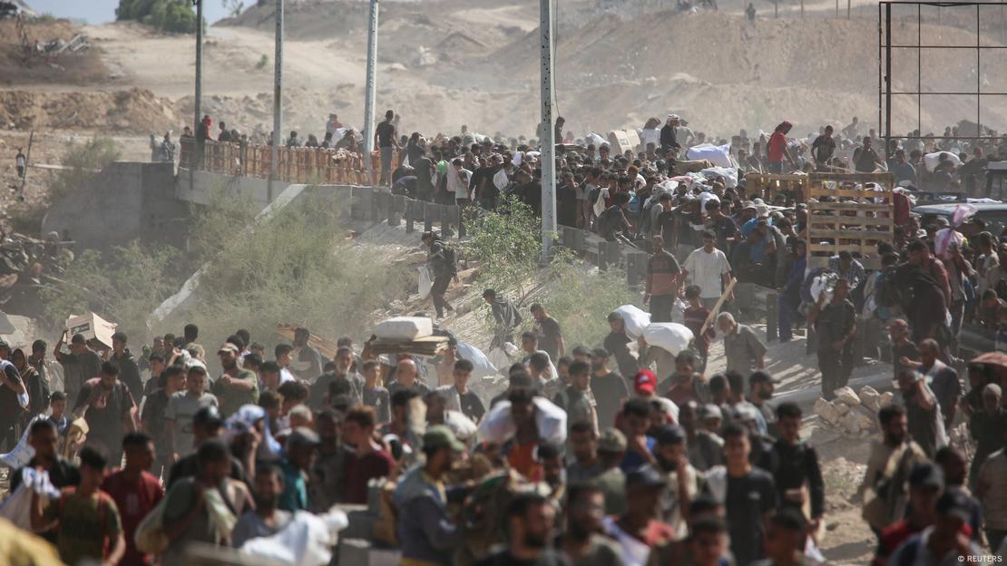 Palestinos llevan suministros de ayuda que recibieron de la Fundación Humanitaria de Gaza, respaldada por Estados Unidos, en el centro de la Franja de Gaza (31.07.2025)