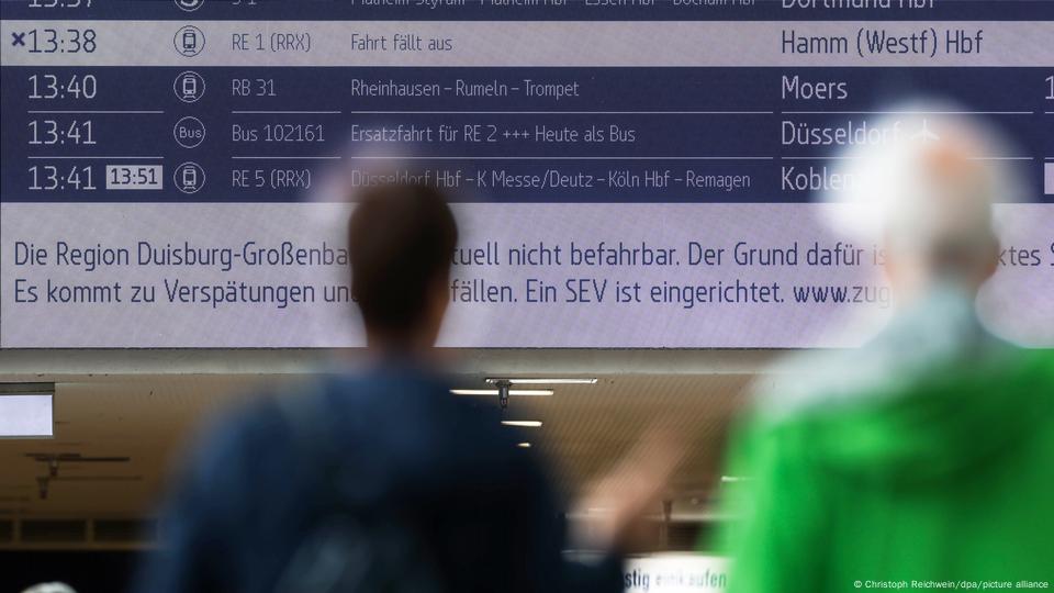 Deutschland Duisburg 2025 | Anzeigetafel im Hauptbahnhof informiert über Störungen im Bahnverkehr