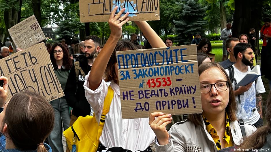 Акція на захист НАБУ і САП: тріумф протестувальників біля Верховної Ради
